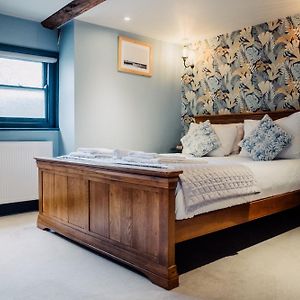 Deluxe Double Room Shower